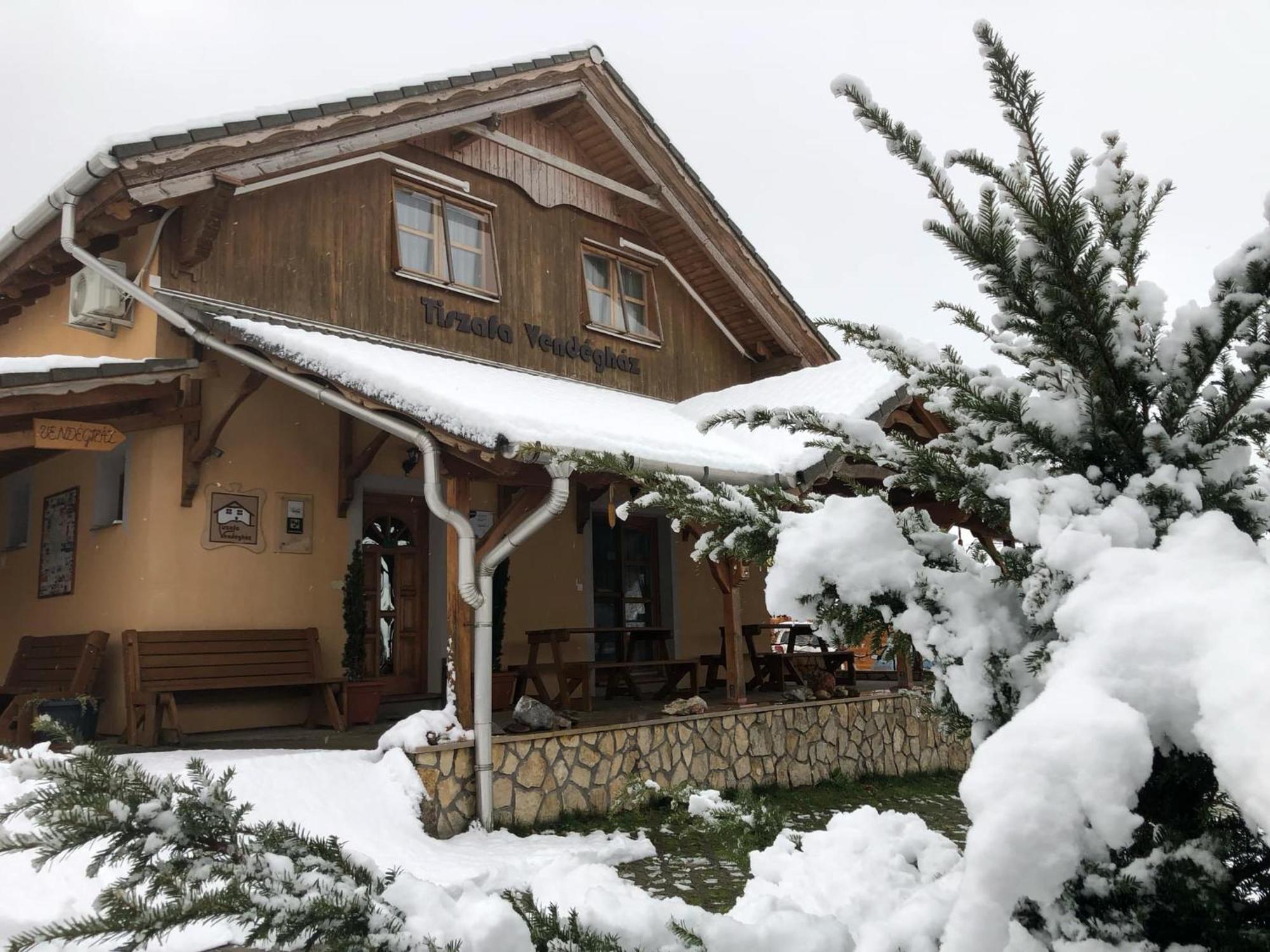 Hotel Tiszafa Vendeghaz Szentgál Exterior foto